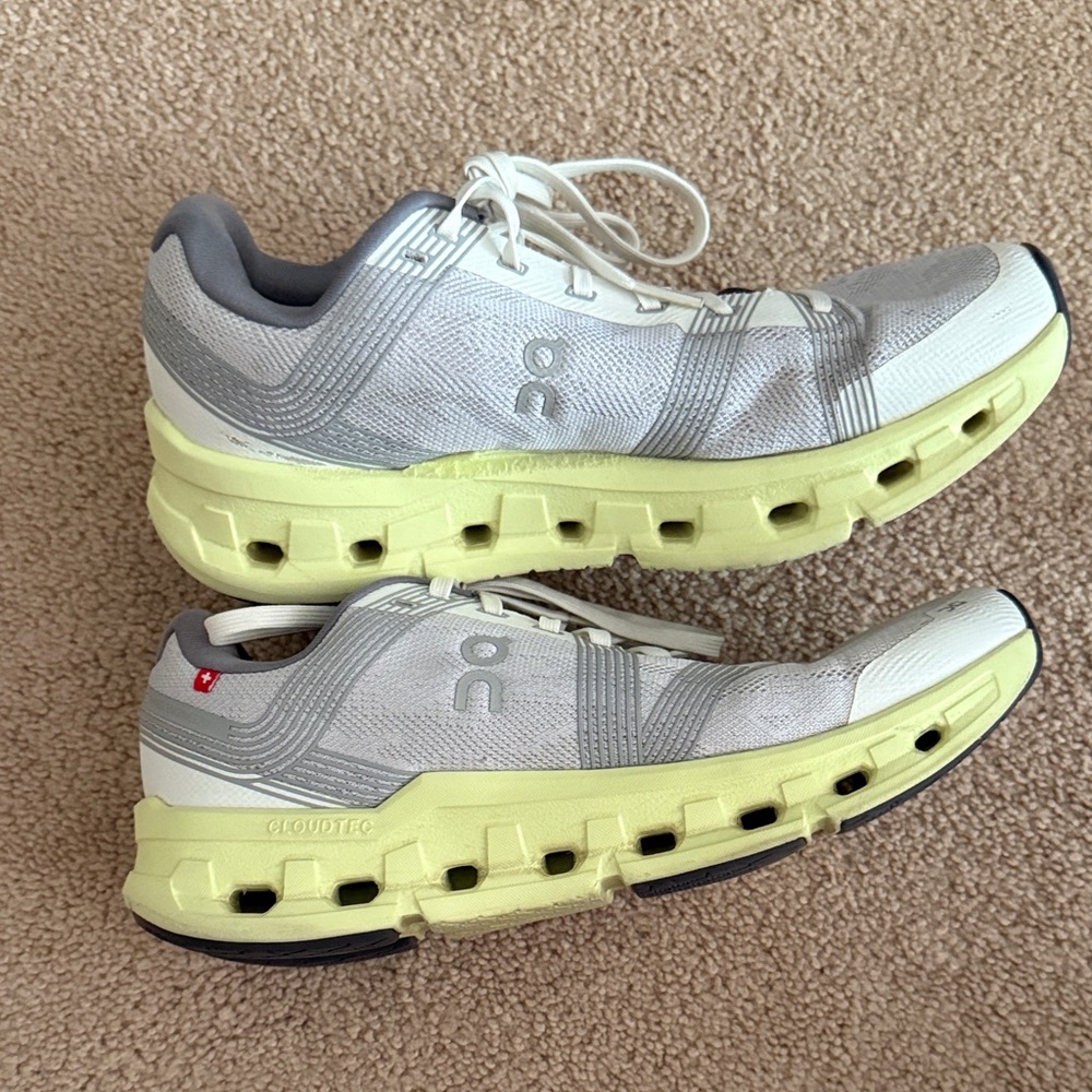 On cloud Running women’s sneaker